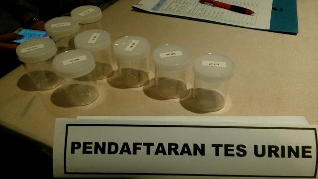 Ilustrasi tes urine. Foto: Paulina Herasmaranindar/kumparan