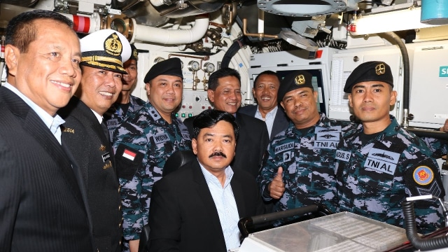 Panglima TNI di Kapal Selam KRI Ardadedali-404. (Foto: Dok. Puspen TNI)