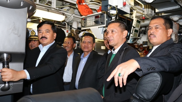 Panglima TNI di Kapal Selam KRI Ardadedali-404. (Foto: Dok. Puspen TNI)