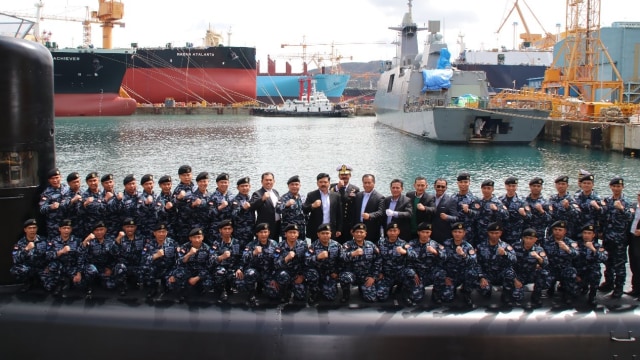 Panglima TNI di Kapal Selam KRI Ardadedali-404. (Foto: Dok. Puspen TNI)