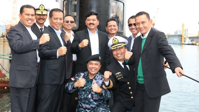 Panglima TNI di Kapal Selam KRI Ardadedali-404. (Foto: Dok. Puspen TNI)