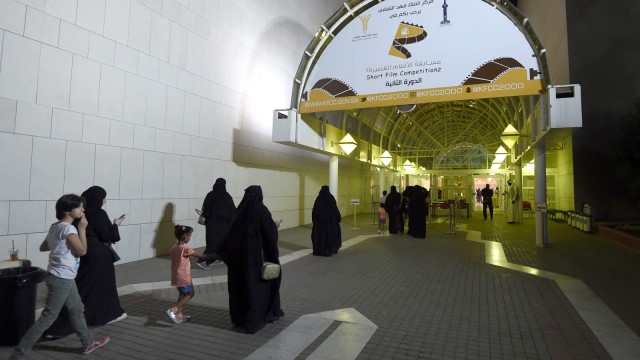 Ilustrasi warga Saudi di Bioskop. (Foto: AFP/Fayez Nureldine)
