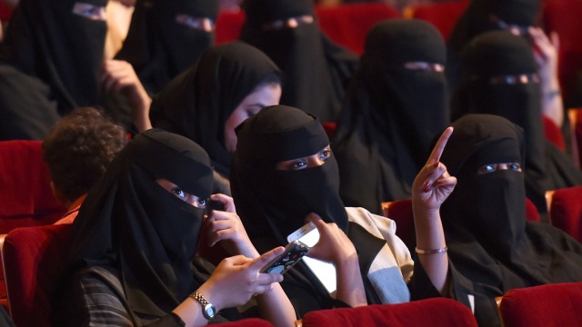 Ilustrasi warga Saudi di Bioskop. (Foto: AFP/Fayez Nureldine)