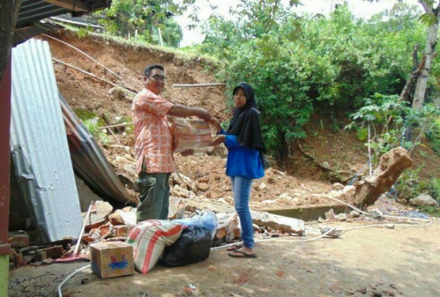 Alfian Andilolo, Serakan Langsung Batuan Ke Korban Bencana Tanah Longsong.