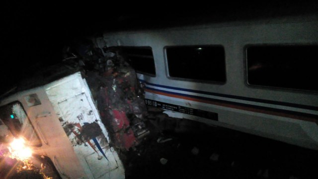 Kecelakaan kereta Sancaka tabrak truk (Foto: Phaksy Sukowati/kumparan)