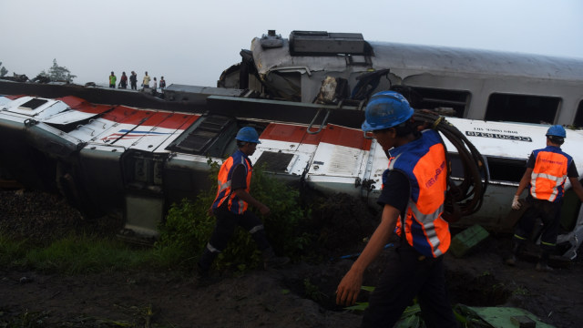 Kecelakaan KA Sancaka di Ngawi. (Foto: Antara/Zabur Karuru)