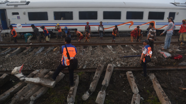 Kecelakaan KA Sancaka di Ngawi. (Foto: Antara/Zabur Karuru)