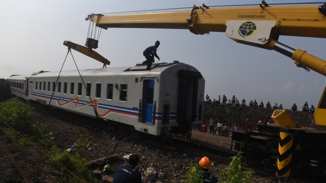 Kecelakaan KA Sancaka di Ngawi. (Foto: Antara/Zabur Karuru)