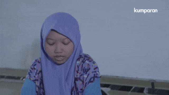 Rifdah Farnidah membaca Al-Quran (Foto: Charles Brouwson/kumparan)
