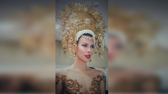 Sophia Latjuba kenakan "suntiang" (Foto: Istimewa)