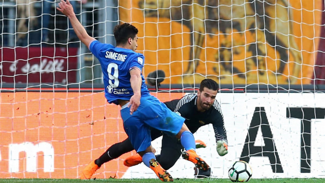 Simeone taklukkan Alisson. (Foto: Reuters/Alessandro Bianchi)