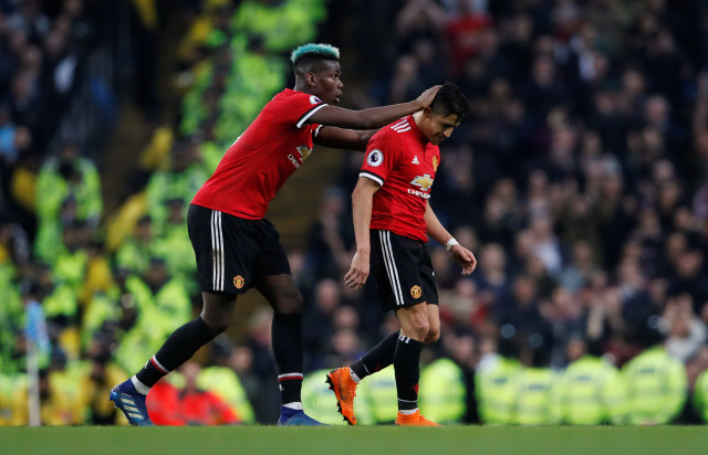 Pogba dan Alexis Tunda Pesta City. (Foto: Reuters/Lee Smith)