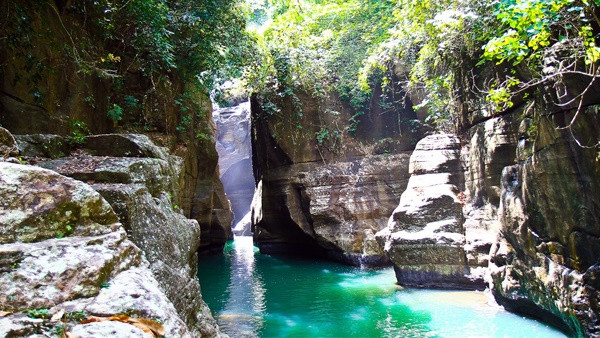 Tebing-tebing di Air Terjun Cuncang Wulang (Foto: Flickr/Indonesia Vacanza)
