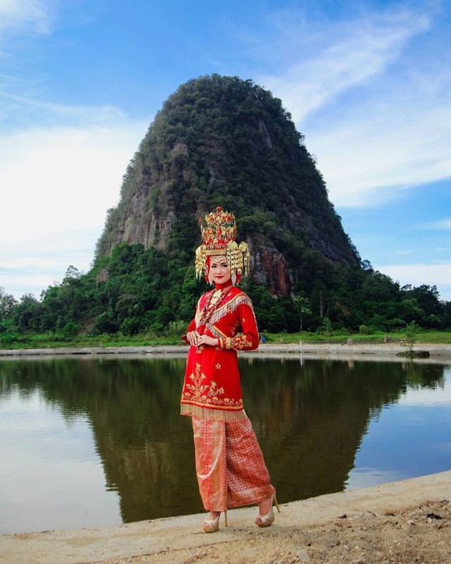 Baju Basulam Ameh & Suntiang Pisang Saparak (Foto: Face of Minangkabau)
