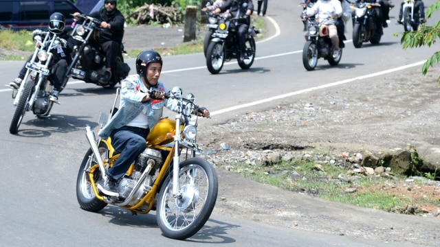 Jokowi touring di Sukabumi dengan motor emas. (Foto: Dok. Biro Pers Setpres)