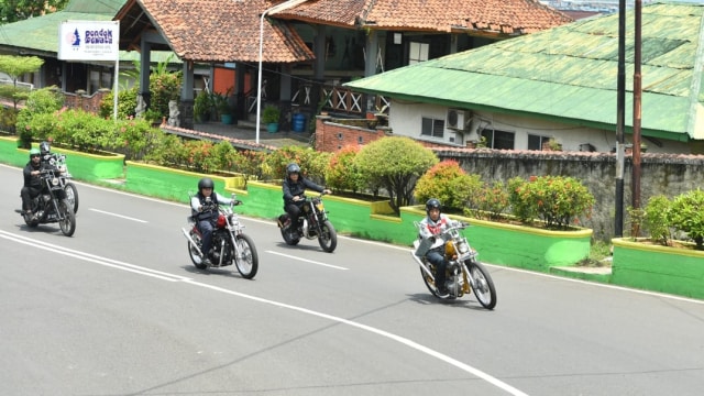 Jokowi touring di Sukabumi dengan motor emas. (Foto: Dok. Biro Pers Setpres)