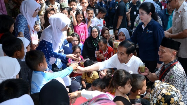 Jokowi Beri Makanan Tambahan di Sukabumi (Foto: Dok. Biro Pers Setpres)