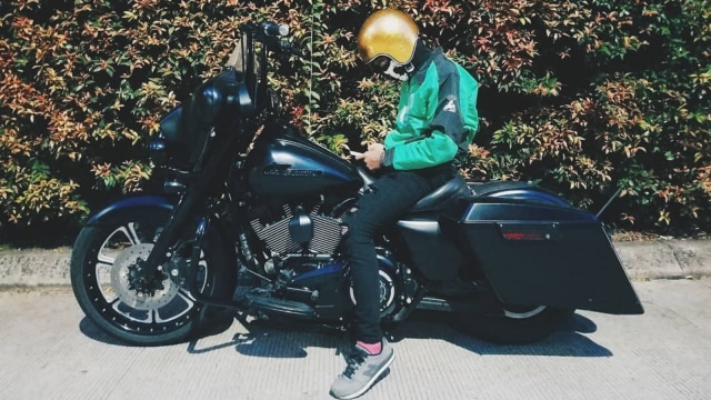 Driver ojek online mengendarai Harley. (Foto: Instagram @ivannn.q)