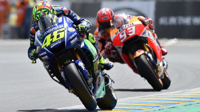 Duel Marquez dan Rossi. Foto: JEAN-FRANCOIS MONIER / AFP