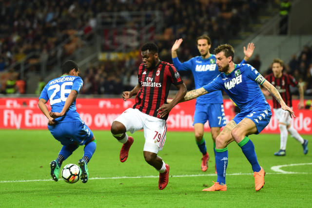 Franck Kessie dikawal oleh dua pemain Sassuolo. (Foto: Miguel Medina/AFP)