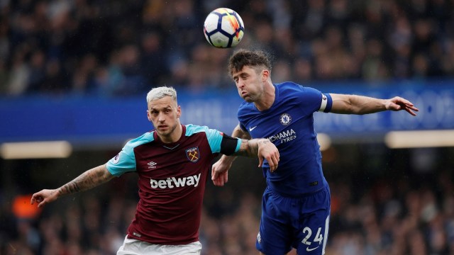 Cahill beradu kepala dengan Arnautovic.  (Foto: Eddie Keogh/Reuters)