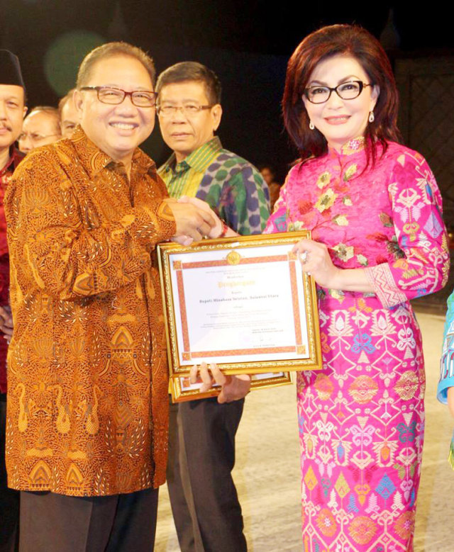 Politisi Cantik Golkar Sulut Terima Penghargaan Dari Menteri Koperasi