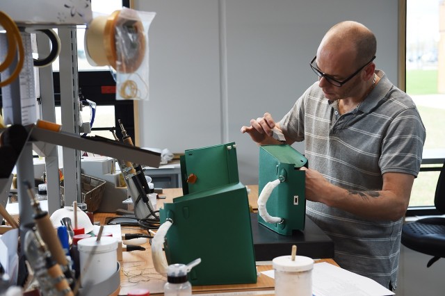 Workshop pembuatan tas Hermes (Foto: AFP/SEBASTIEN BOZON)