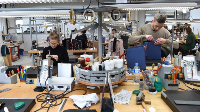 Workshop pembuatan tas Hermes (Foto: AFP/SEBASTIEN BOZON)