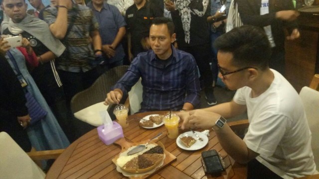 AHY dan Gibran di Markobar Solo (Foto: Amanaturrosyidah/kumparan)