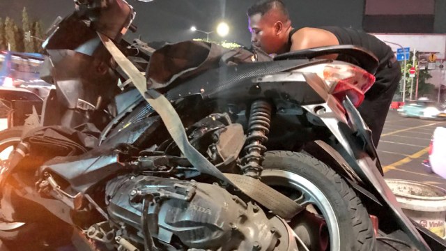 Kecelakaan BMW dan motor di Harmoni, Jakarta Pusat (Foto: @TMCPoldaMetro)