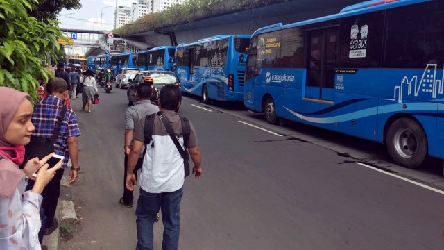 Penumpang TransJakarta turun karena macet. (Foto: Andreas Ricky Febrian/kumparan)