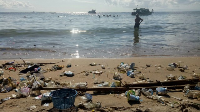Sampah di pesisir pantai daerah Sanur, Bali. (Foto: Cisilia Agustina Siahaan/kumparan)