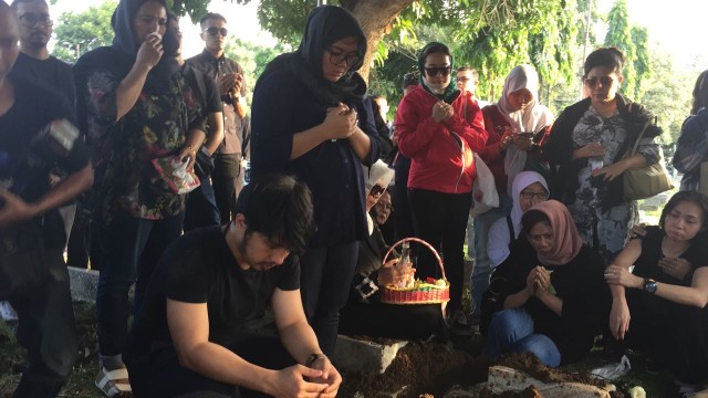 Prosesi pemakaman Dika 'Kerispatih'. (Foto: Giovanni/kumparan)