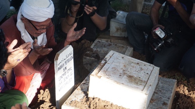 Suasana pemakaman Andika 'Kerispatih'. (Foto: Fitra Andrianto/kumparan)
