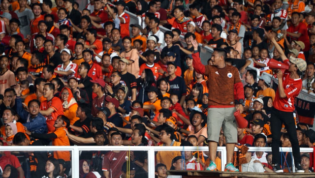 Jakmania saat laga Persija vs JDT (Foto: Fanny Kusumawardhani/kumparan)