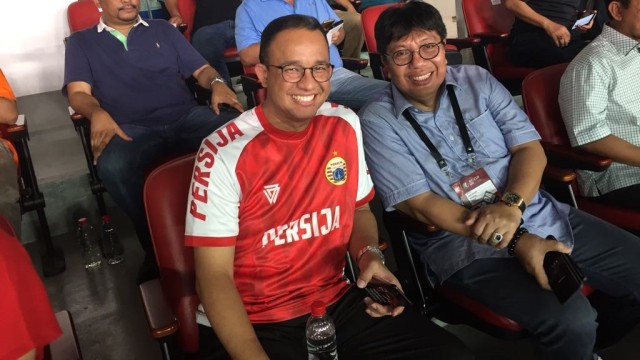 Anies Baswedan menonton Persija (Foto: Paulina Herasmaranindar/kumparan)