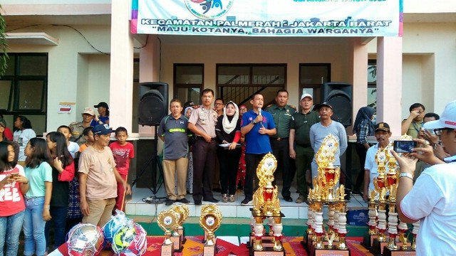 Anggota DPD Fahira Idris Berikan Penghargaan pada Festival Olahraga Rakyat Kecamatan Palmerah