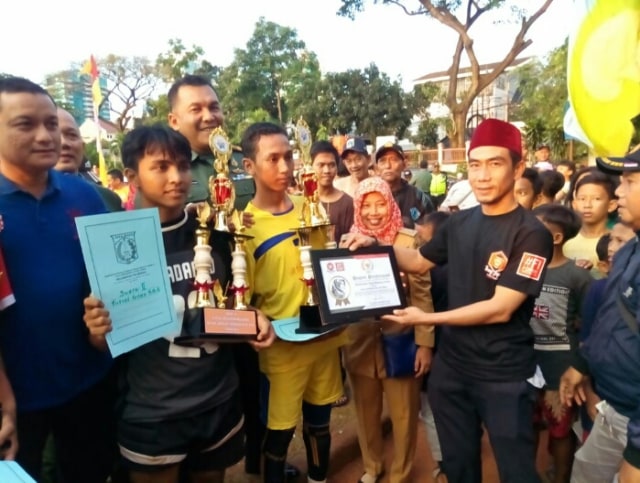 Anggota DPD Fahira Idris Berikan Penghargaan pada Festival Olahraga Rakyat Kecamatan Palmerah (3)