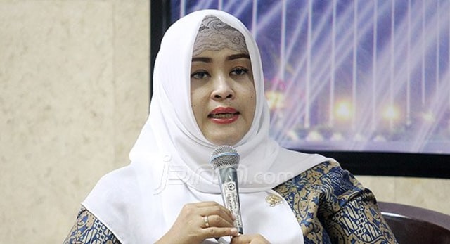 Anggota DPD Fahira Idris Berikan Penghargaan pada Festival Olahraga Rakyat Kecamatan Palmerah (1)