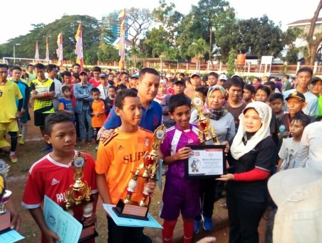 Anggota DPD Fahira Idris Berikan Penghargaan pada Festival Olahraga Rakyat Kecamatan Palmerah (2)
