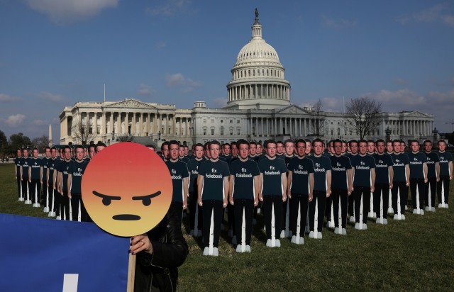 Protes Facebook di depan Gedung Capitol (Foto: Reuters/Leah Millis )