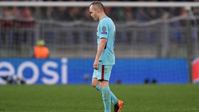 Iniesta berjalan lesu di Olimpico. (Foto: Reuters/Alberto Lingria)