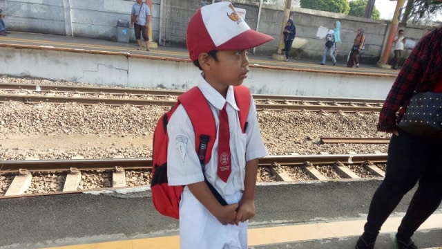 Alvin, siswa SD yang tempuh jarak 50 km ke sekolah (Foto: Lolita Claudia/kumparan)