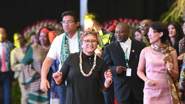 Menlu Retno menari poco-poco. (Foto: Instagram @retno_marsudi)