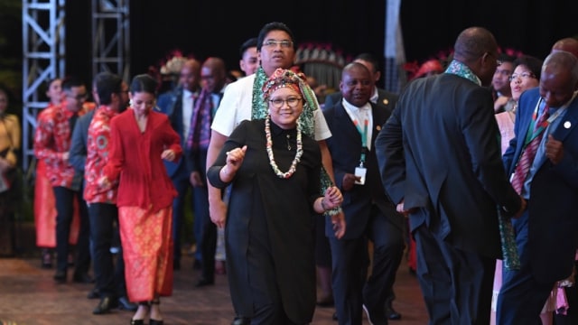 Menlu Retno menari poco-poco. (Foto: Instagram @retno_marsudi)