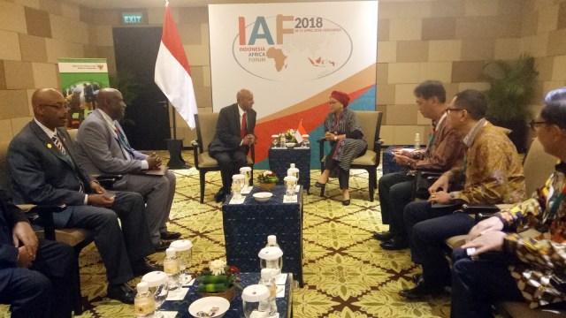 Pertemuan Menlu Retno dan CEO Ethiopian Airlines. (Foto: Andreas Gerry/kumparan)