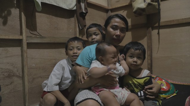 Alvin, Ibu dan saudara-saudaranya  (Foto: Retno Wulandhari/kumparan)