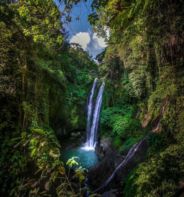 Air Terjun Aling-aling dari Kejauhan. (Foto: Flickr/Agusm Photography)