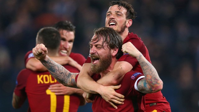 De Rossi dan timnya merayakan kemenangan. (Foto: REUTERS/Alessandro Bianchi)