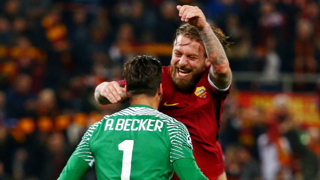 De Rossi dan Becker rayakan kemenangan. (Foto: REUTERS/Tony Gentile)